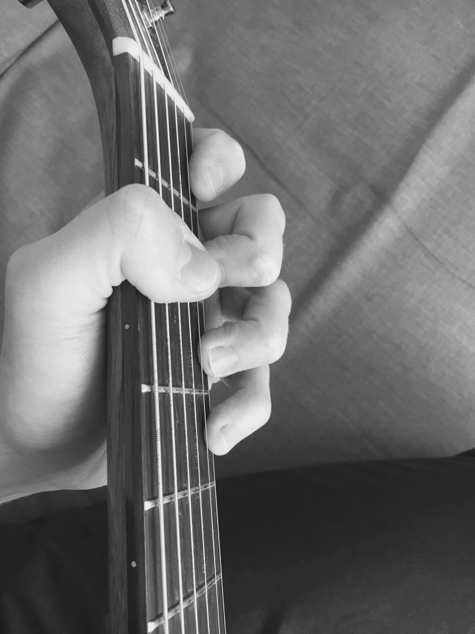 Wrong-thumb-on-guitar.-Fingers-with-no-stretch-on-fingerboard.-Improve-your-technique-on-guitar.